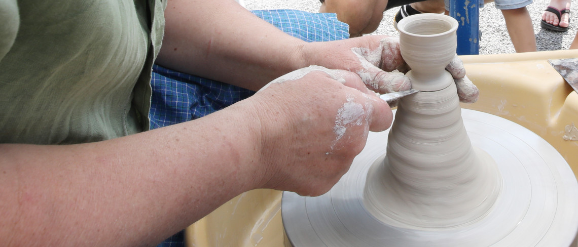 Bearbeitung von Ton an der Töpferscheibe