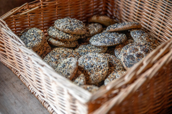Mit Körnern bestückte Brötchen in einem Weidenkorb