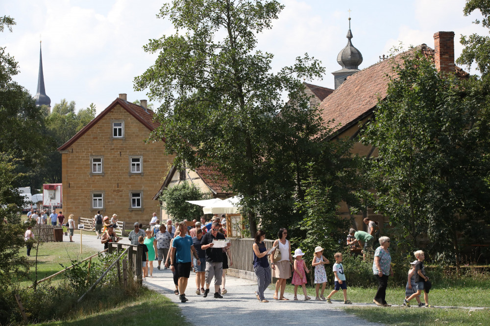 Land lebt! Fränkisches Freilandmuseum Fladungen mit dem RhönZügle