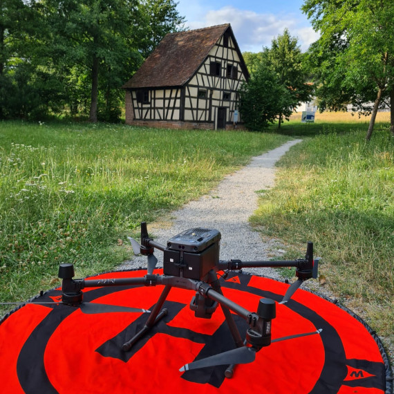 Drohne auf Startplatz im Museumsgelände