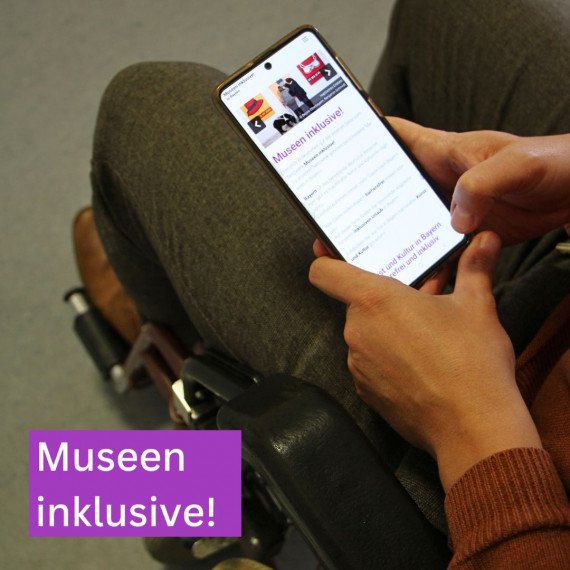 Text: &quot;Museen inklusive!&quot; Eine Person im Rollstuhl bedient eine Website auf dem Smartphone