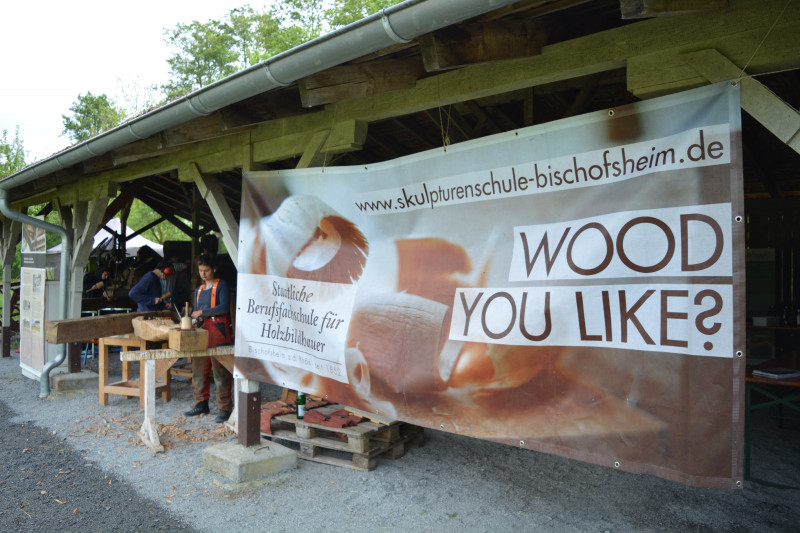 Banner &quot;Wood you like&quot; der Bischofsheimer Holzbildhauerschule zu Gast im Freilandmuseum Fladungen