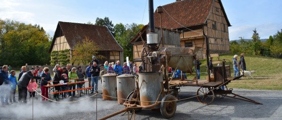 Kartoffeld&auml;mpfkolonne vor Publikum in Aktion