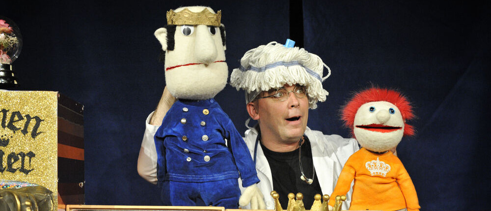 Puppenspieler mit zwei Handpuppen