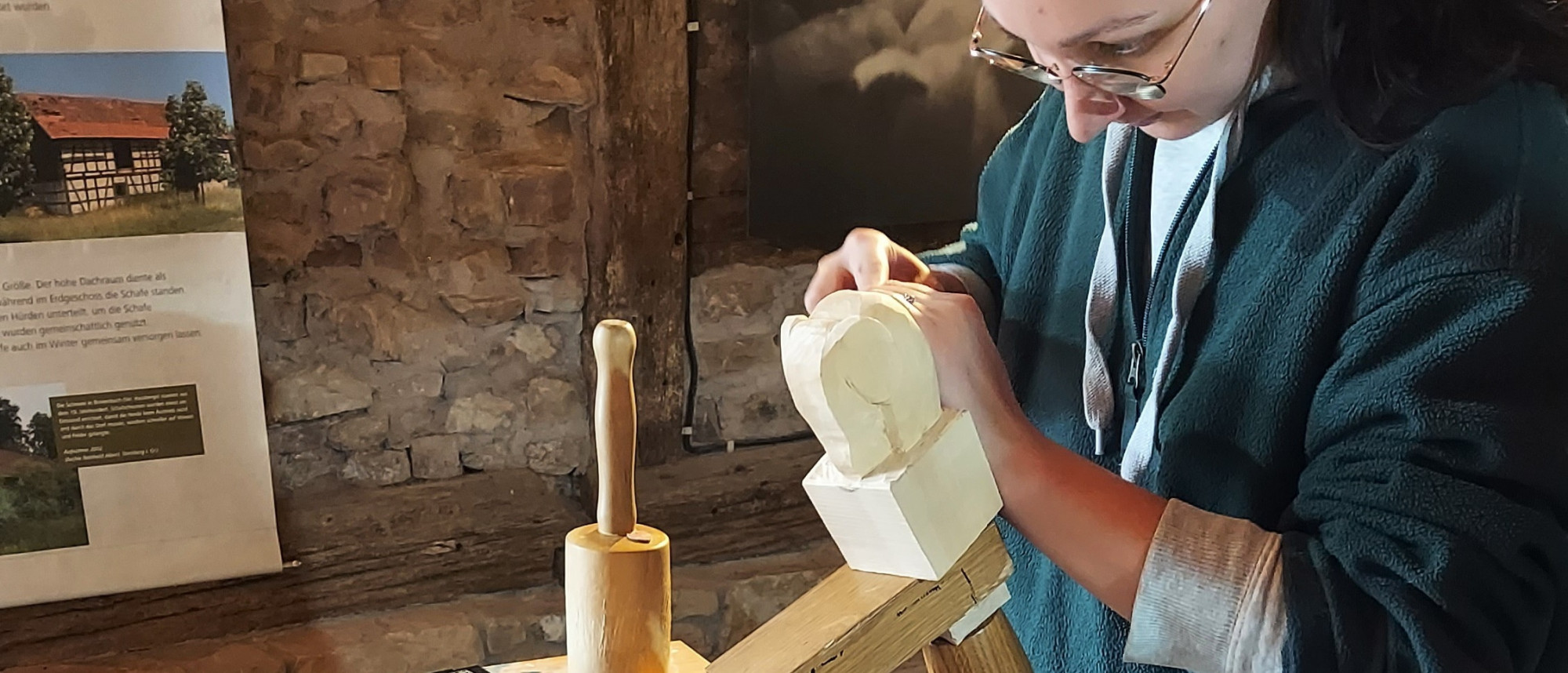 Frau bearbeitet ein Holzstück