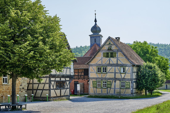 Fachwerkh&auml;user und B&auml;ume