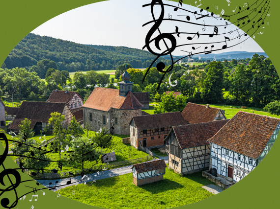 Museumsdorf von oben vor grünem Hintergrund, links unten und rechts oben geschwungene Notenlinien
