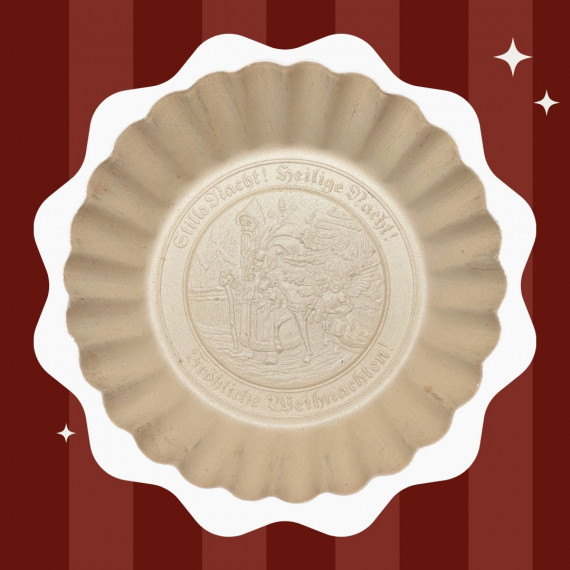 cremefarbener Pappteller mit Prägung vor weiß-rotem Hintergrund