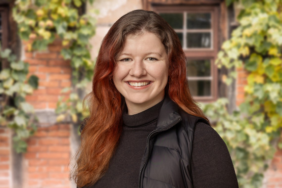 Sarah Gormley, wissenschaftliche Volont&auml;rin vor begr&uuml;nter Hausfassade