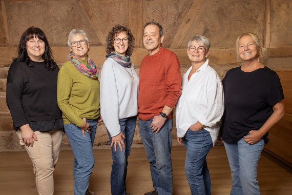 Gruppenaufnahme des Besucherservice-Teams in der Aktionsscheune des Freilandmuseums