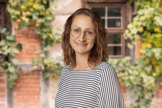 Veronika Wetzel, Museumsverwaltung, vor begr&uuml;nter Hausfassade