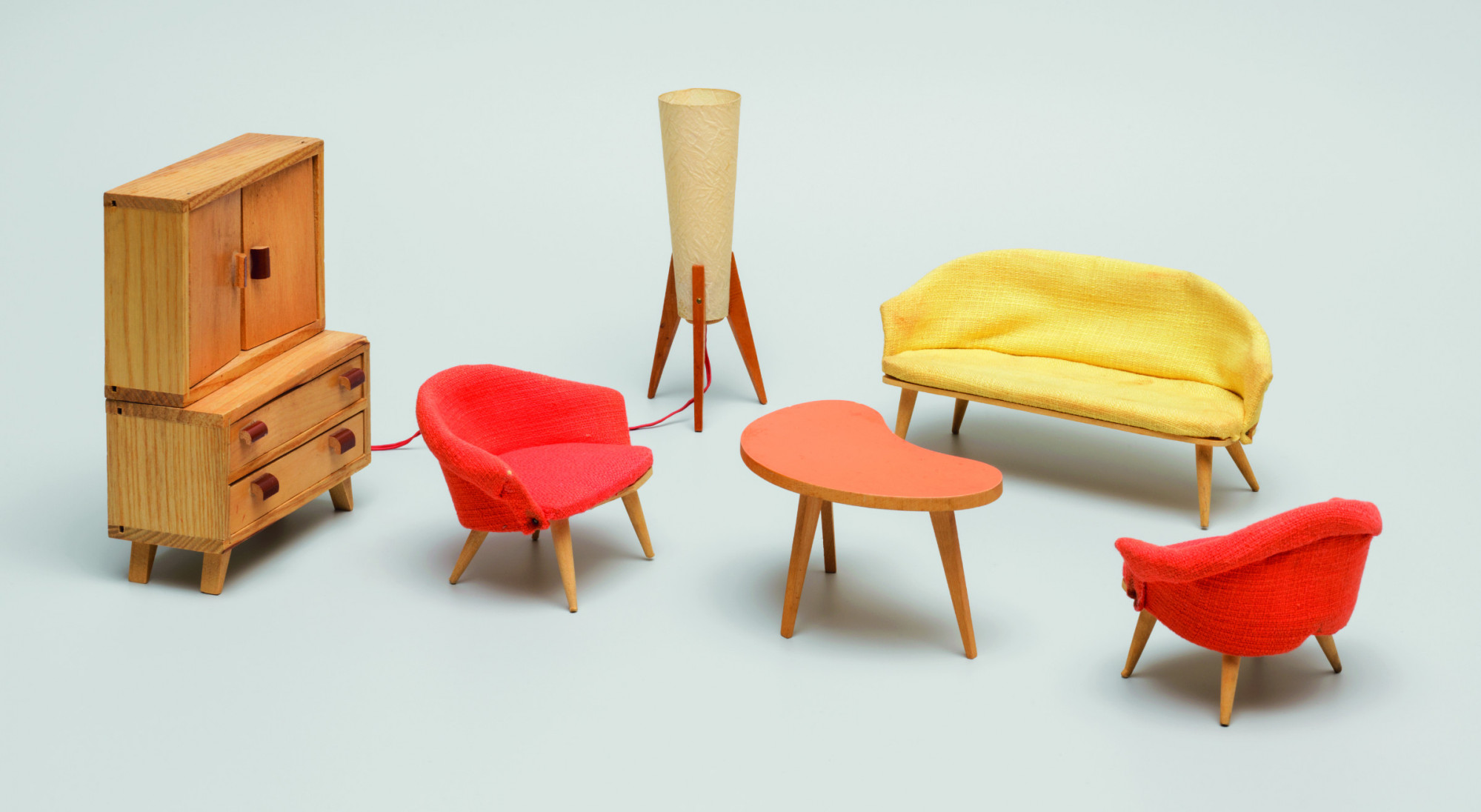 Miniaturmöbel (Sofa, Nierentisch, zwei Stühle, Stehlampe und Schrank) in rot, orange, gelb, weiß und braun