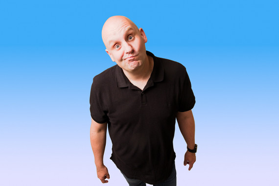 Christoph Maul in schwarzem T-Shirt vor blau-violettem Hintergrund