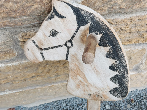 Holzpferd gegen eine Wand gelehnt