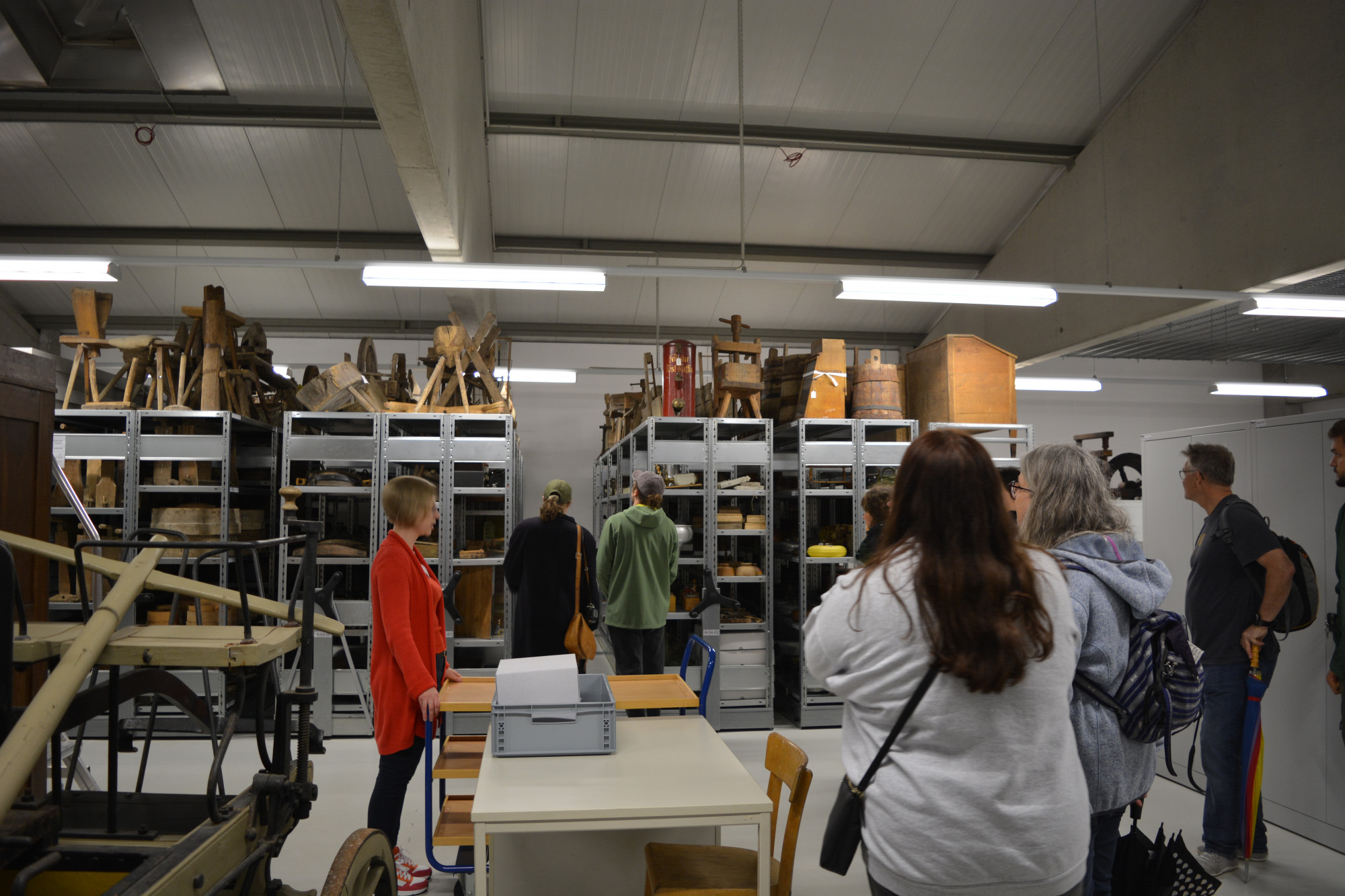 Besucher im Hauptraum des Museumsdepot