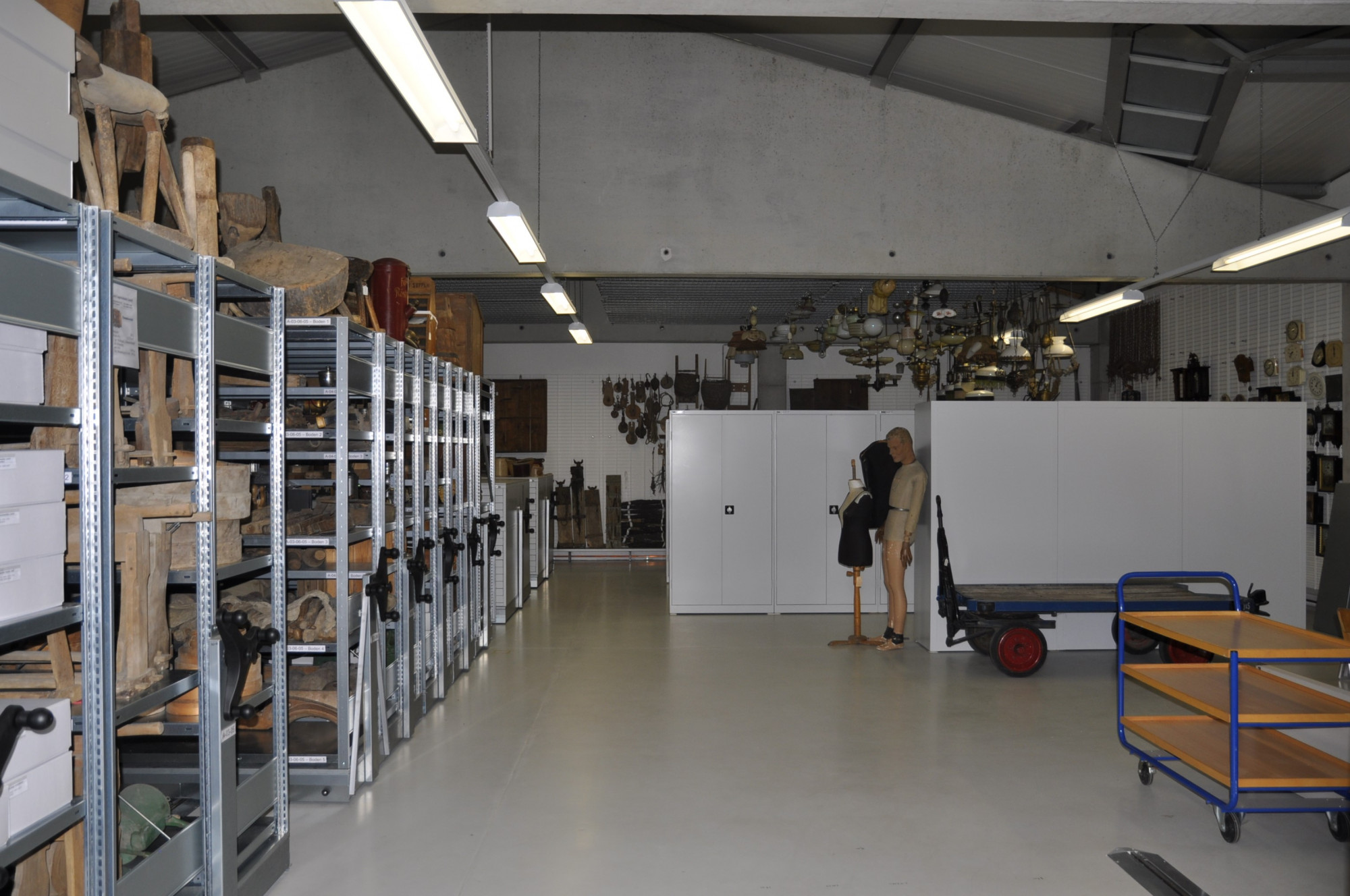 Hauptraum des Depotgeb&auml;udes mit Regalen und Schr&auml;nken