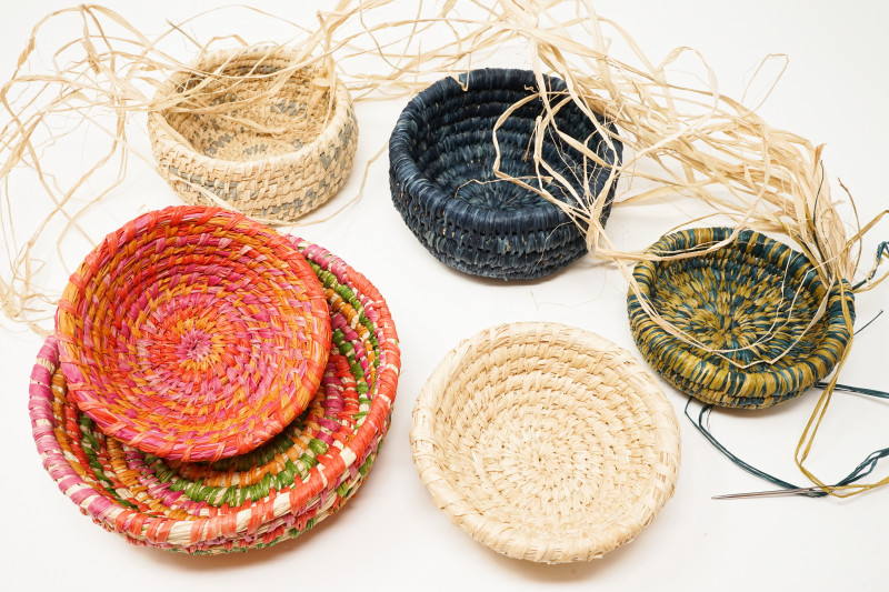 sechs Flechtk&ouml;rbe in verschiedenen Farben und Gr&ouml;&szlig;en