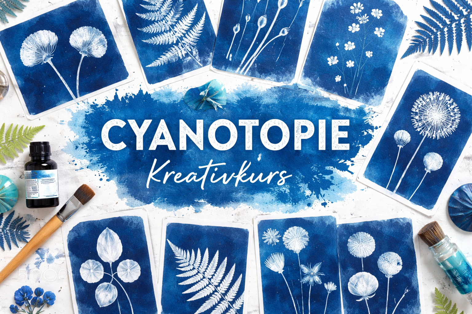 Text: Cyanotopie Kreativkurs vor blauem Hintergrund, umrahmt von Cyanotopie-Bildern, Pinsel und Pflanzenteilen