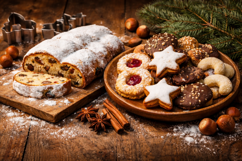 Christstollen neben Pl&auml;tzchenteller