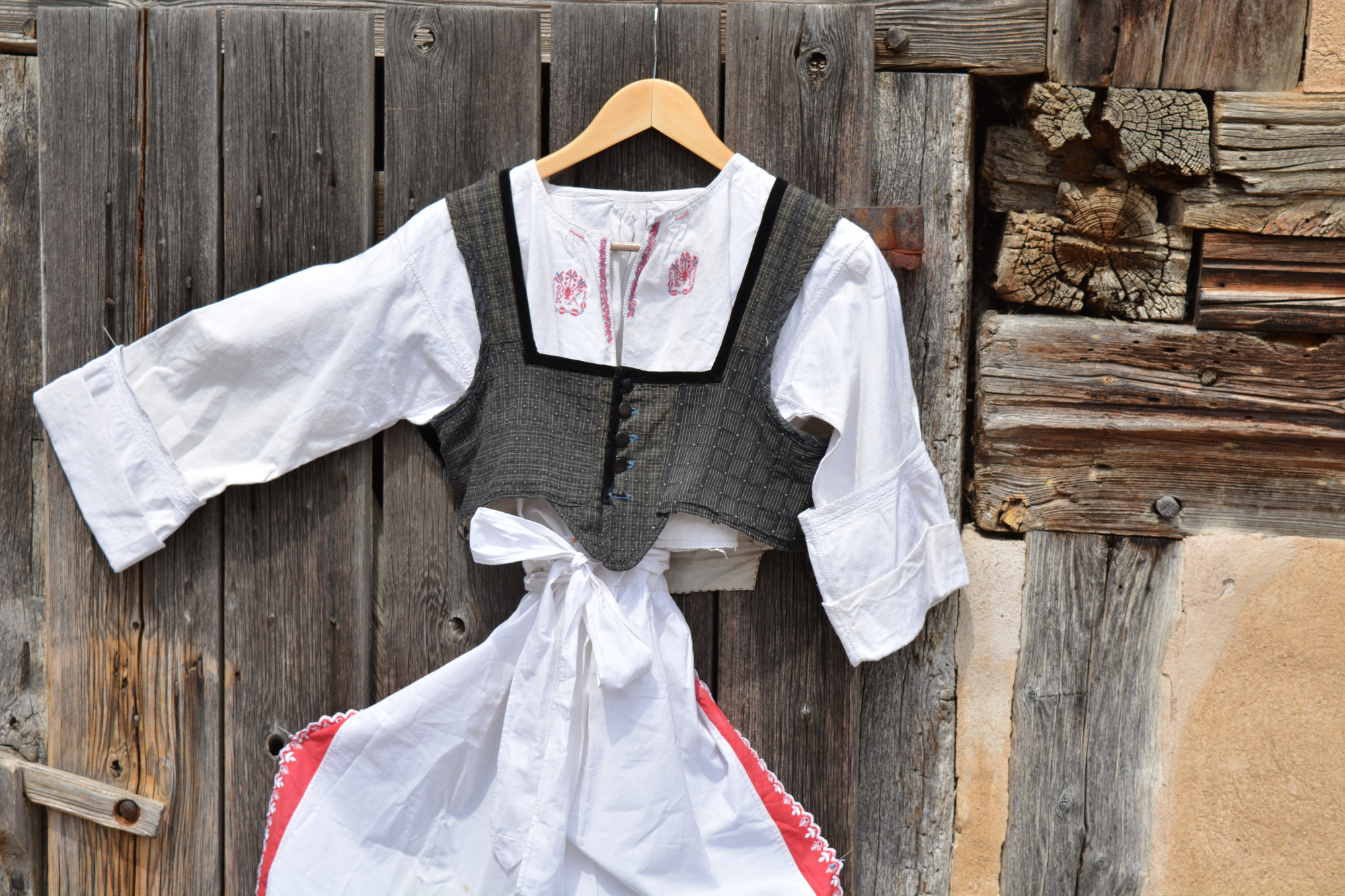 Frauentracht auf B&uuml;gel h&auml;ngt an der Holzt&uuml;r eines Fachwerkgeb&auml;udes