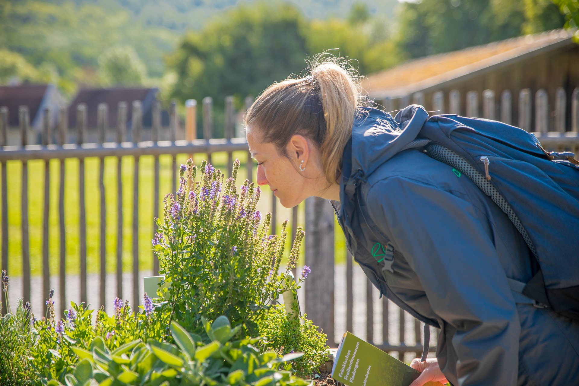 Frau riecht an Kr&auml;utern