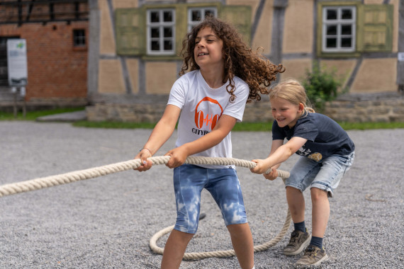 Kinder beim Tauziehen