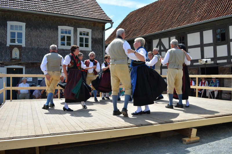 Trachtentanzpaare vor Fachwerkhaus